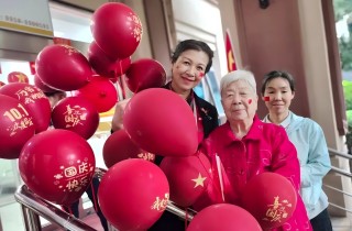 紅旗昭昭迎風展 燕達歡騰迎國慶——燕達長輩剪紙映初心，丹心獻祖國